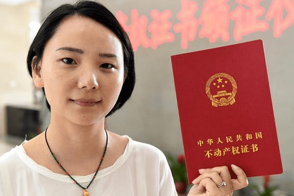 只带结婚证去就可以办理上海夫妻房产证更名吗？